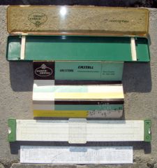 rechenstab 001
 Το πακέτο - Θήκη, οδηγίες χρήσεως, ο υπολογιστήρας και ένα λεπτός πλαστικός χάρακας με χρήσιμες ταμπέλες.