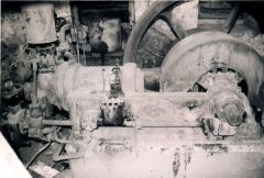 Παλιά τετράχρονη μονοκύλινδρη ντιζελομηχανή σε εγκαταλελειμμένο ελαιοτριβείο. Σαμοθράκη, 2002.