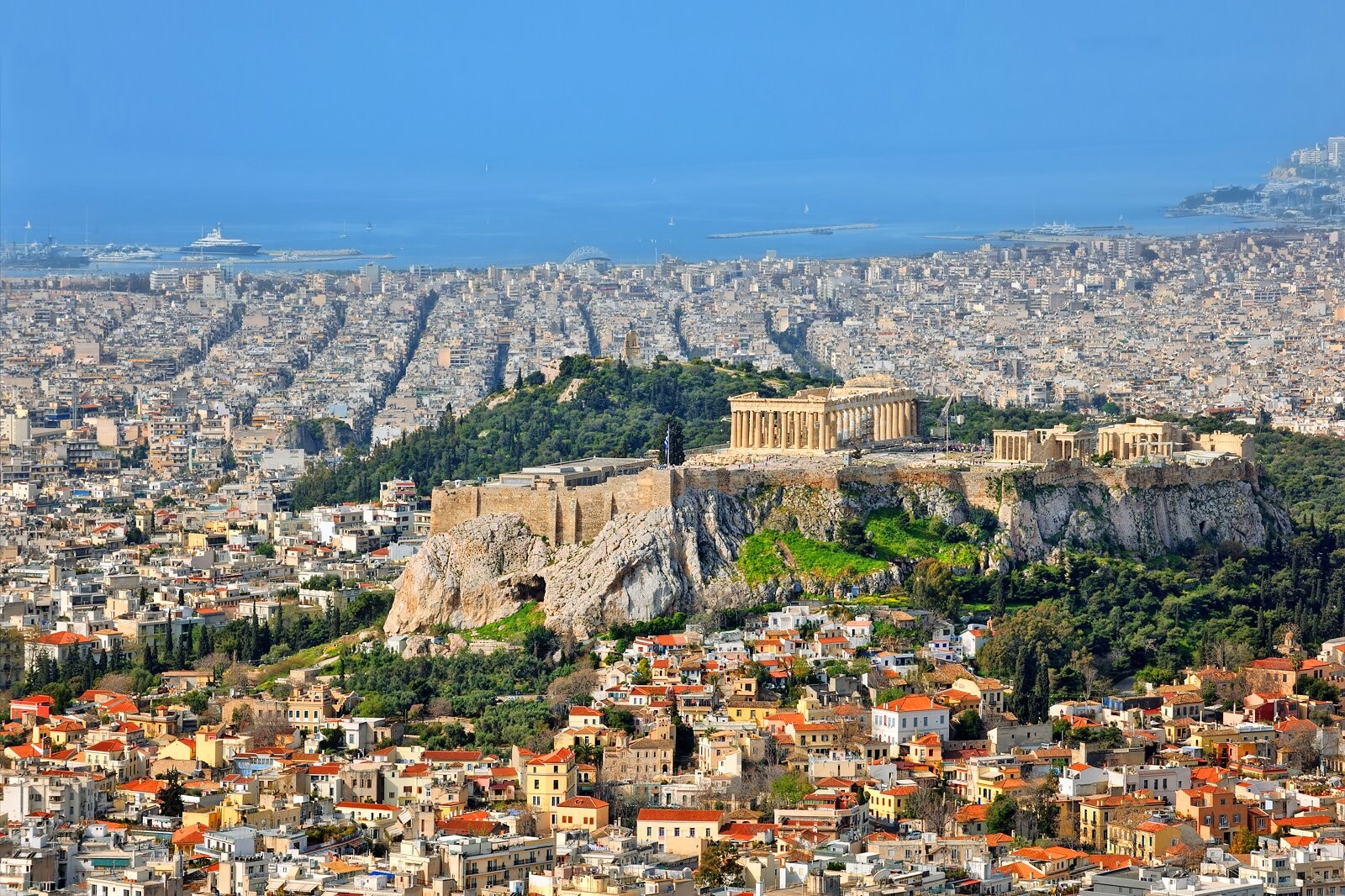 Население греции афины. Греция столица Афины. Окраины городов в Греции. Патры длинные стены Афины. Афины из далека.